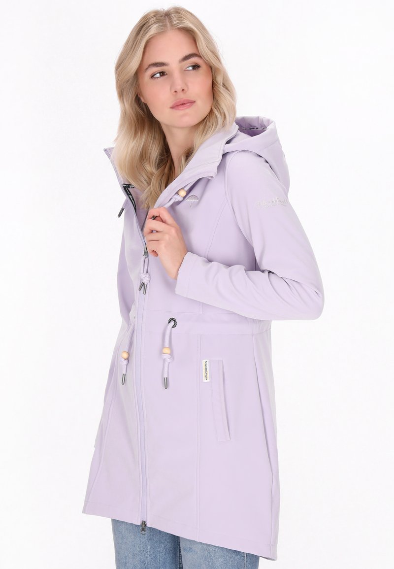 Lavender softshell jack met capuchon, ritssluiting aan de voorkant, verstelbare koord in de taille en zijzakken. Bevat lichte houten accenten.