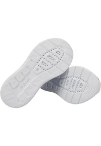 Plantillas de zapatillas Geox blancas con goma texturizada, que presentan agujeros de ventilación y un diseño de suela con patrón para mayor tracción. Diseño duradero y ligero.