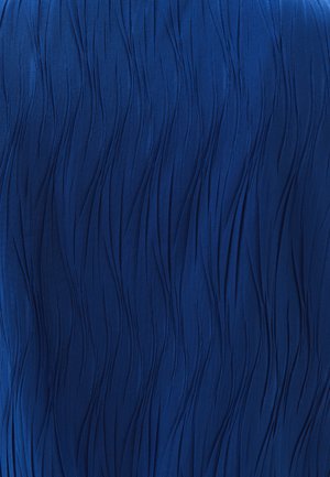 Blå tekstureret stof med lodrette, bølgelignende plisseringer, der skaber en tredimensionel effekt. Materialet har en glat, satinlignende finish.