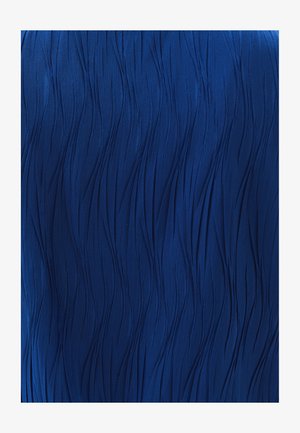 Tejido azul texturizado que presenta pliegues verticales en forma de ola, creando un efecto tridimensional. El material tiene un acabado suave, similar al satén.