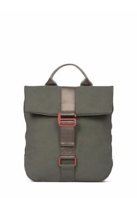 Sac à dos vert olive en matériau durable, doté d'un rabat, d'une sangle centrale avec une boucle rouge et d'une poignée supérieure pour le transport.