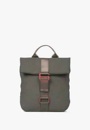 Groene rugzak met opgerolde bovenkant, grijze bandjes en metalen gespen. Gemaakt van duurzaam materiaal. Rechthoekige vorm met een minimalistisch ontwerp.