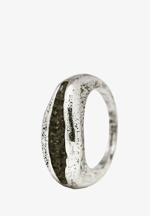 Bague en argent avec une finition texturée, dotée d'une surface mate et d'un canal de pierres noires le long de son centre.