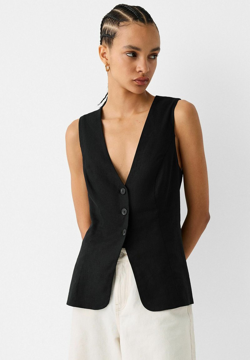 Czarna bezrękawnik z dekoltem w kształcie litery V, z sześcioma guzikami i dopasowanym krojem, wykonany z lnu. Gładka tekstura, minimalistyczny design.