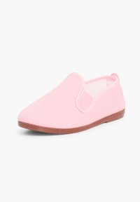 Zapato de tela acanalada de color rosa, tipo slip-on, con puntera redondeada y paneles laterales elásticos. Cuenta con una suela plana de color marrón texturada.