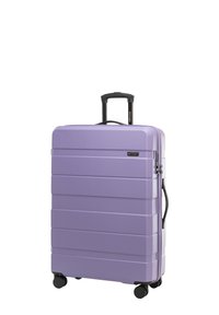 Valise rigide lavande avec rainures horizontales, fermeture éclair noire, poignée rétractable et quatre roues noires pour la mobilité.