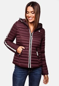 Giacca piumino bordeaux con chiusura frontale con zip, cappuccio e strisce bianche sui lati. Presenta una texture trapuntata e due tasche con zip.