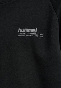 Sort techwear sweatshirt med en glat tekstur. Har et lys gråt logo og tekst, der er tydeligt vist på forsiden.