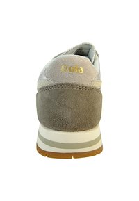 Zapatilla gris y blanca con materiales de ante y malla, que presenta un talón texturizado, una media suela blanca y un logo dorado en la parte posterior.