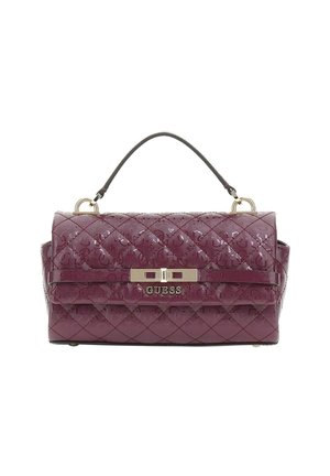 Borsa a tracolla bordeaux trapuntata con finitura lucida, dotata di una tracolla nera rimovibile e di una chiusura dorata con il nome del marchio "Guess" esposto.