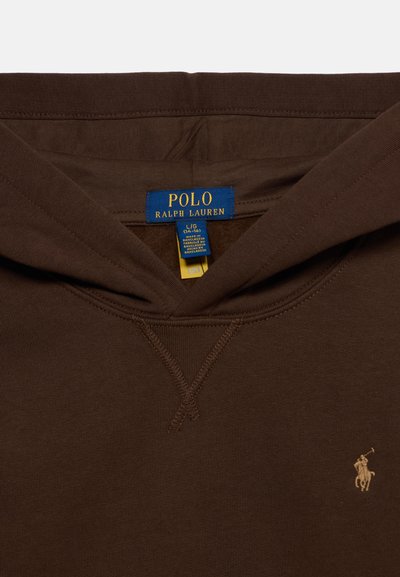 Καφέ hoodie Polo Ralph Lauren με ορατή ετικέτα στο εσωτερικό του γιακά και κεντημένο λογότυπο παίκτη πόλο πάνω σε άλογο στο στήθος.