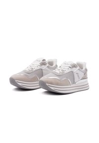 Jasnoszare sneakersy wykonane z siateczki i zamszu, z teksturowaną podeszwą, białymi sznurówkami i warstwowymi akcentami w designie.