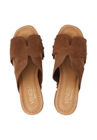 Bruine suede schuifsandalen met een open teen, met een uitsnijdingsontwerp en decoratieve stiksels. De binnenzool is van tan leder met branding.