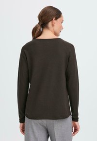 Mørkebrun langermet genser med rund hals og ribbestrikkede mansjetter, med en glatt tekstur og en myk fall.