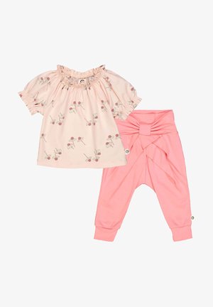 Lyserød bomuldsbluse med gathered halsudskæring og blomstermønster, sammen med lyserøde bukser med snoretræk og knyttet frontdesign.