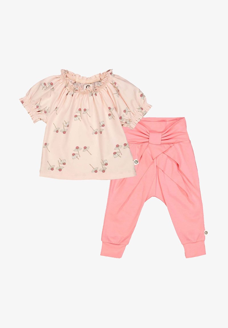 Světle růžový bavlněný top s nabíraným výstřihem a květinovým vzorem, spárovaný s růžovými kalhotami na stažení s uzlovým designem vpředu.