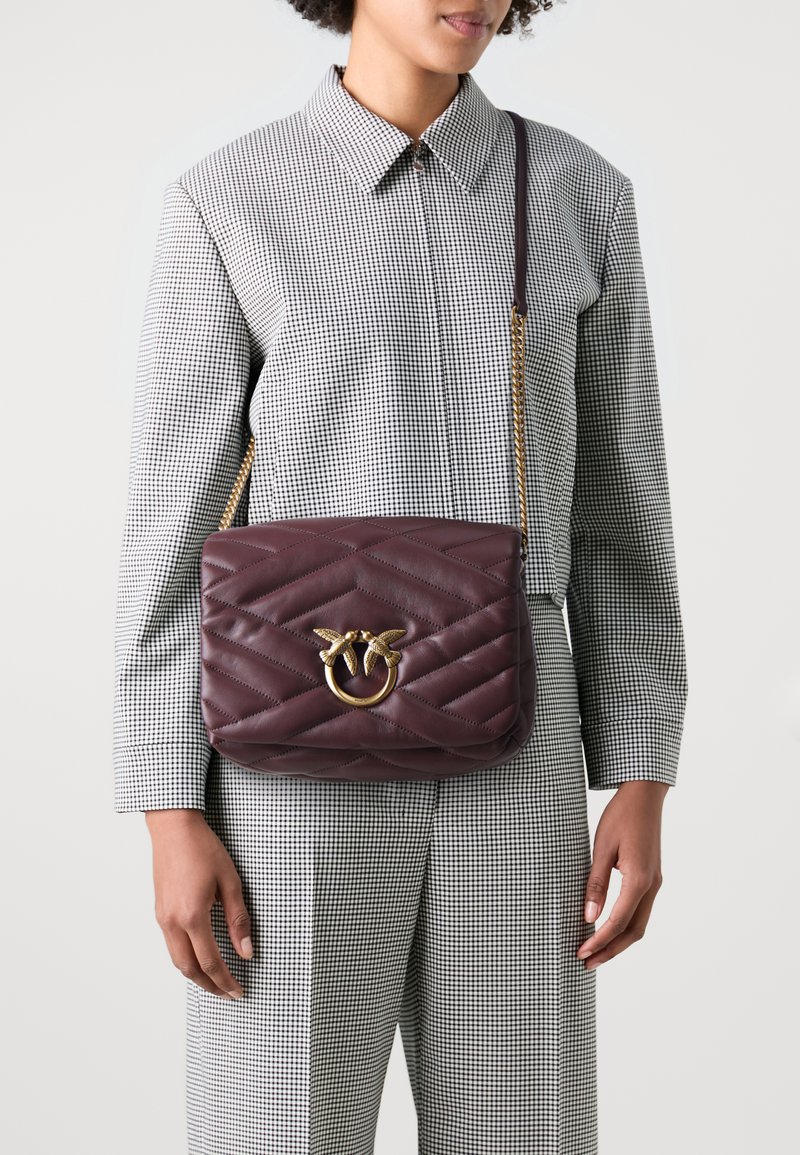 Pinko LOVE CLICK PUFF CLASSIC - Borsa a tracolla - ciocc amaro/antique gold-coloured
