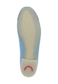 Helle blaue Schuhsohle aus Gummi, runde Form, geprägt mit Markenlogo, glatte Textur und ein roter Akzent in der Nähe der Ferse.