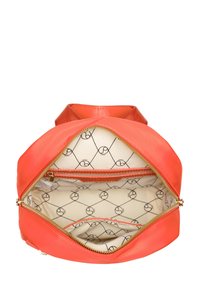 Zaino color corallo con esterno in pelle vegan liscia, dotato di chiusura con zip e interno beige a motivi con tasca con zip.