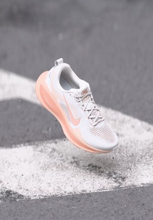 VOMERO 18 - Chaussures de running sur route - light soft pink/madder root/light madder root/arctic orange