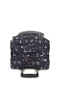 Černý cestovní kufr s látkou s kresleným vzorem. Mezi funkce patří teleskopická rukojeť, dva zipy a kombinovaný zámek.