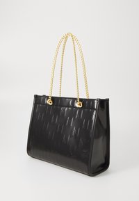 Borsa a tote in vernice nera con un motivo testurizzato, dotata di manici in catena dorata e accessori in metallo. Forma rettangolare, finitura liscia.