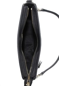 Czarna torebka, wykonana z teksturowanego materiału, z zamkiem błyskawicznym, dwoma przegrodami i łańcuszkowym paskiem. Wnętrze wyłożone miękkim materiałem.