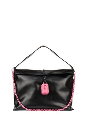 Czarna skórzana torebka z pojedynczym uchwytem na górze, różowym łańcuszkowym paskiem i różowym prostokątnym zamkiem z przodu na środku.