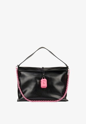 Černá kožená kabelka s jedním horním uchem, růžovým řetízkovým popruhem a růžovým obdélníkovým zámkem uprostřed přední strany.