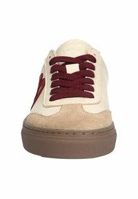 Crèmekleurige sneaker met bordeauxrode veters, een bordeauxrood zijlogo en een tan suède neus. Beschikt over een rubberen zool met een gestructureerd patroon.