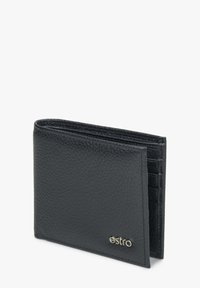 Černá kožená peněženka s texturovaným povrchem, která má více slotů na karty a stříbrné logo "estro" na přední straně. Skládací design.