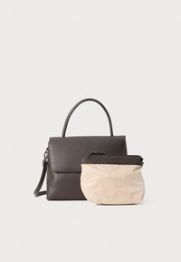 Braune Leder-Handtasche mit strukturiertem Design und Obergriff, kombiniert mit einer beigefarbenen gestreiften Tasche mit einem schwarzen Reißverschluss und Logo.