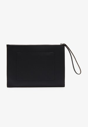 Pochette noire en tissu texturé de forme rectangulaire, dotée d'une fermeture zippée et d'une bandoulière. Comprend une poche frontale.