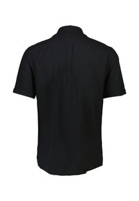 Maglietta nera a maniche corte realizzata in un tessuto testurizzato. Caratterizzata da un colletto classico e un orlo dritto, con polsini arrotolati. Mostra la vista posteriore.