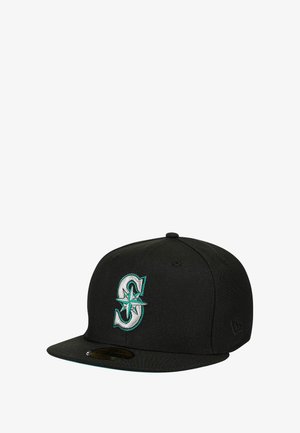 Casquette noire ajustée avec une visière plate. Présente un logo brodé en turquoise et argent sur le devant. Le tissu a une finition texturée.