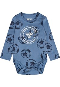 Niebieski bodysuit z długim rękawem w wzór piłki nożnej. Zawiera okrągłą białą grafikę z napisem "ZMIENIAJ ŚWIAT POPRZEZ SPORT." Miękka tkanina.