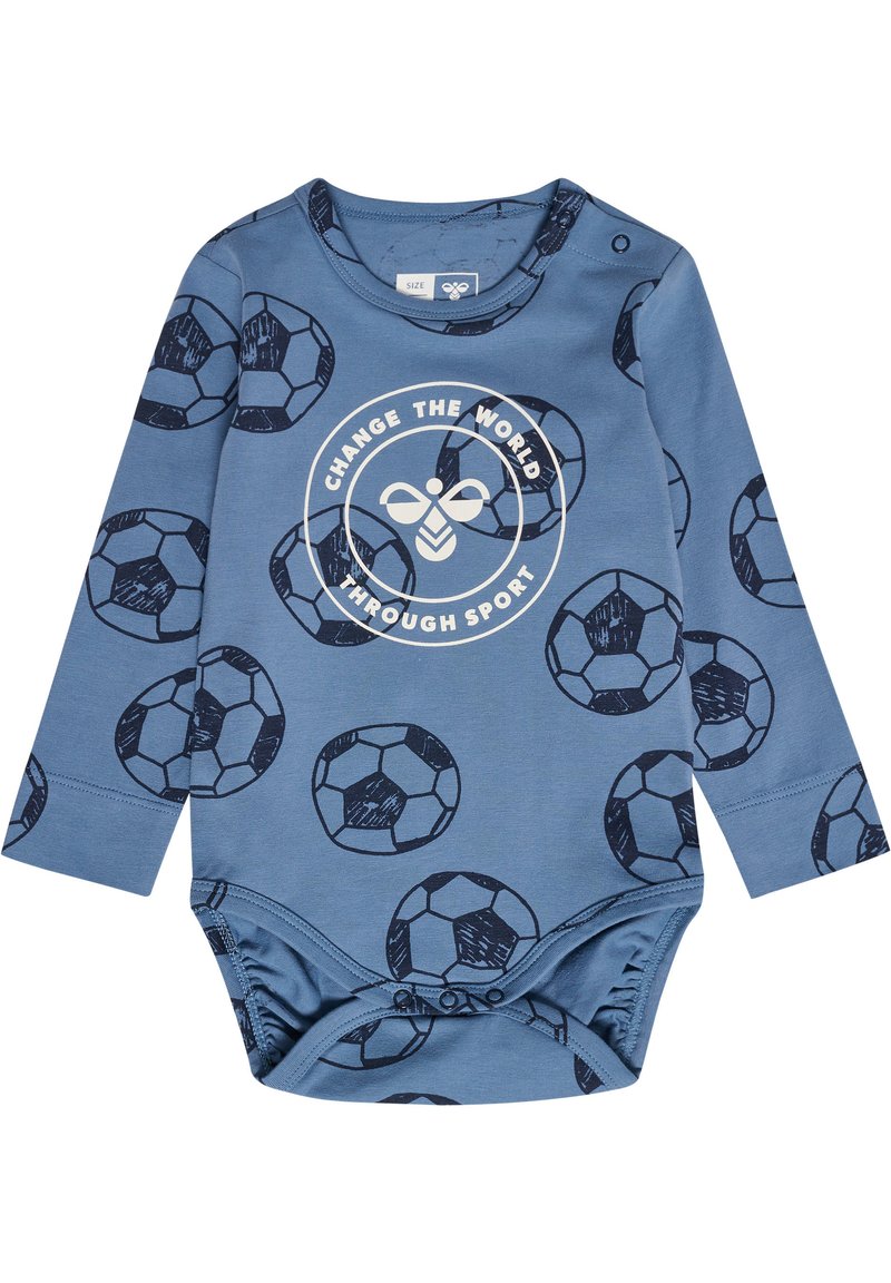 Niebieski bodysuit z długim rękawem w wzór piłki nożnej. Zawiera okrągłą białą grafikę z napisem "ZMIENIAJ ŚWIAT POPRZEZ SPORT." Miękka tkanina.