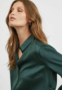 VILA VIELLETTE - Nööpidega pluus - darkest spruce