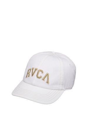 Witte baseballpet met beige geborduurd "RVCA"-logo op de voorkant, met een gebogen klep en zichtbare naadstiksels.