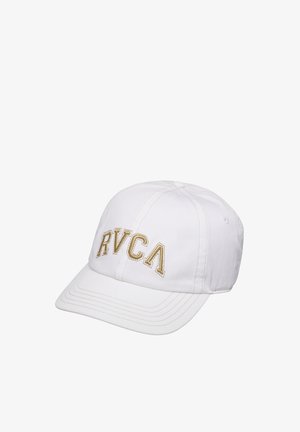 Biała czapka baseballowa z beżowym, wyszywanym logo "RVCA" z przodu, z wygiętym daszkiem i widocznymi szwami.