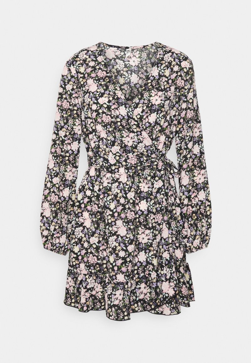 Robe portefeuille noire à fleurs avec manches longues, col en V plongeant, taille cintrée avec lien, et ourlet à volants. Fleurs en rose, blanc et vert.