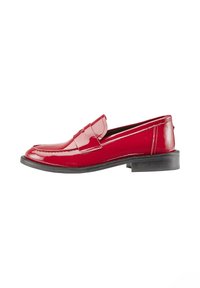 Mocassins en cuir verni rouge avec un bout arrondi, un talon plat et une lanière décorative à l'avant. Texture lisse, design minimaliste.