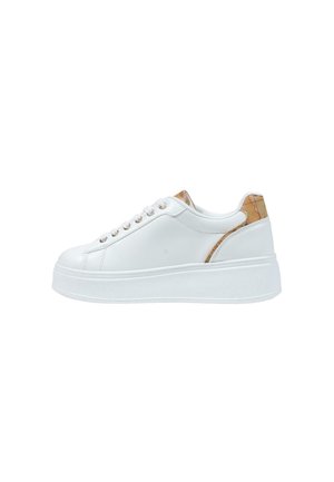 Sneaker bianco basso con piattaforma, dettaglio marrone chiaro a motivo su tallone e linguetta, lacci bianchi e suola spessa.