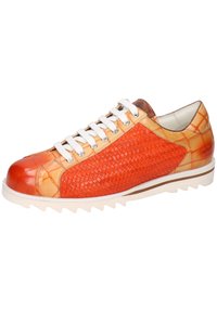 Zapatillas de cuero naranja con textura tejida en el costado, cordones blancos y un talón marrón contrastante. Presentan una suela de goma texturizada.