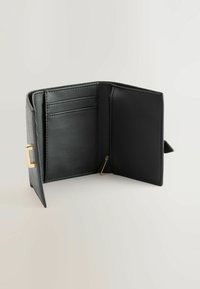 Portefeuille en simili cuir noir avec un fermoir doré, comportant des emplacements pour cartes, un compartiment zippé et un intérieur lisse et texturé.