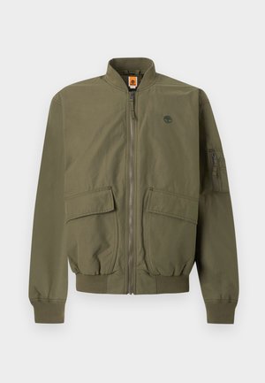 Olivengrøn bomberjakke med frontlynlås, to store klaplommer, ribstrikkede manchetter og kant samt lille broderet logo på brystet.