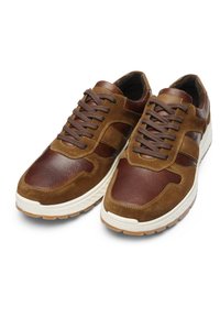 Braune Sneaker aus Leder und Wildleder mit abgerundeter Spitze, dicker weißer Zwischensohle und braunen Schnürsenkeln mit strukturierter Oberfläche und kontrastierenden Akzenten.