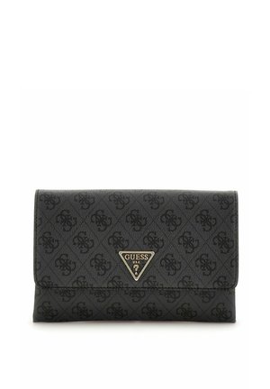 Portefeuille noir imprimé du logo Guess avec une plaque métallique triangulaire du logo sur le rabat avant, présenté sur un fond blanc.