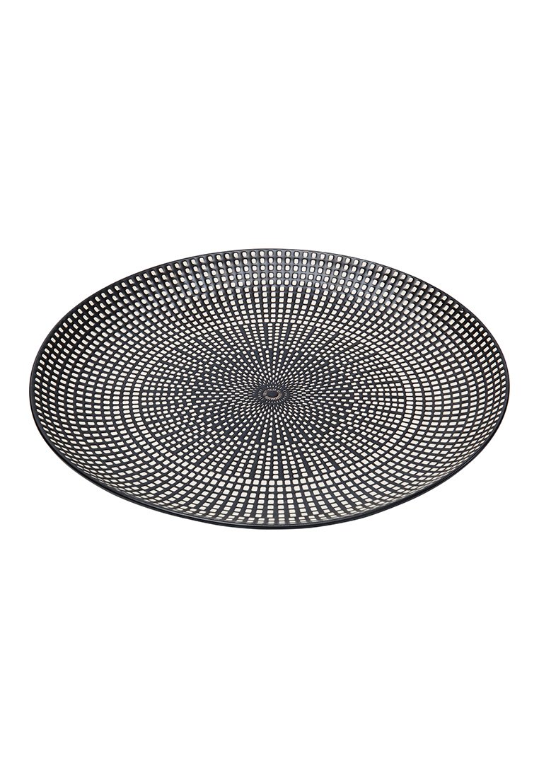Plato negro redondo con un patrón geométrico blanco de puntos que irradian desde el centro sobre una superficie plana.