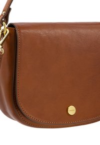 Braune Leder-Zweischultertasche mit einer geschwungenen Klappe, goldfarbenem Logoakzent und kontrastierenden Nähdetails. Verstellbarer Riemen für Vielseitigkeit.